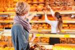 Vendeuse dans une boulangerie